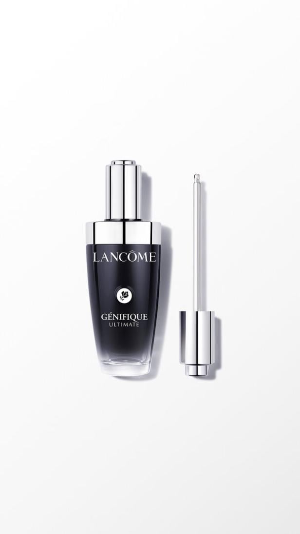 Eine Flasche Lancôme Génifique Ultimate Serum steht neben der Pipette auf weißem Grund.