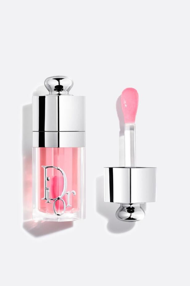Ein Dior Lip Maximizer mit Applikator liegt vor einem hellen Hintergrund.