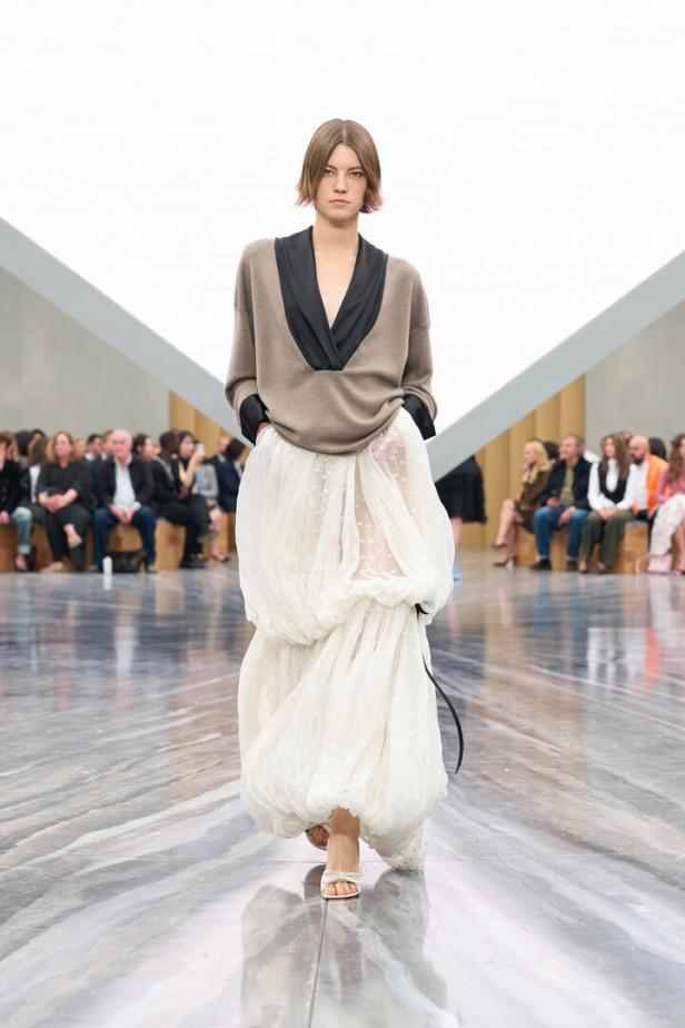 Pulli über geschopptem Abendrock aus wolkigen Tüllbahnen.