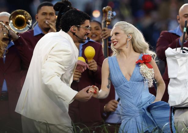 Bad Bunny mit Lady Gaga beim Super Bowl bei der Halftime Show