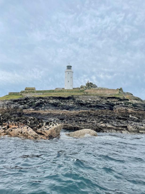 Wasser mit Insel und Leuchtturm