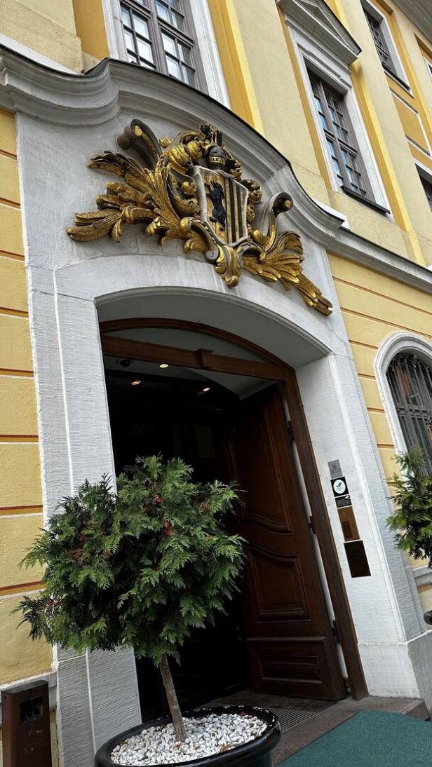 Die Fassade eines Hotels