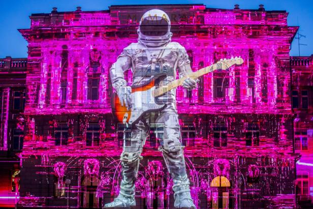 Ein pink beleuchtetes Gebäude in Zagreb.