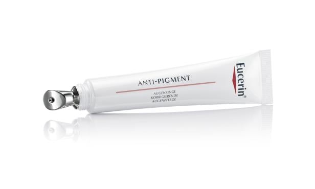 Weiße Tube mit silbernem Applikator und der Aufschrift „Anti-Pigment Augenringe korrigierende Augenpflege“ von Eucerin.