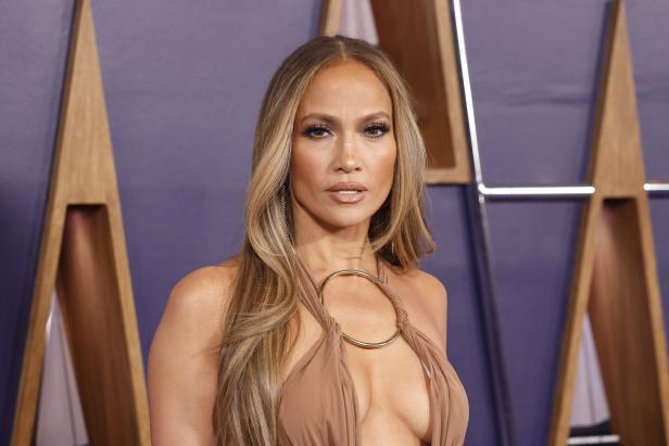  Jennifer Lopez setzt auf die Trendfarbe Milky Brunette.