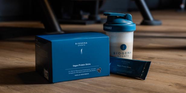 BIOGENA SPORTS – Vegan Protein Sticks mit Trinkflasche und Packung.