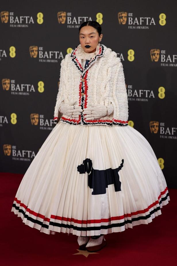 Sängerin und Rapperin Audrey Nuna in einem Kleid mit Hunde-Motiv von Thom Browne