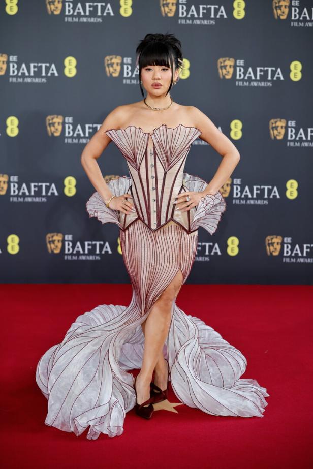 Sängerin Rei Ami in einem pompösen Kleid von der Brautkleid-Designerin Jasmin Erbas