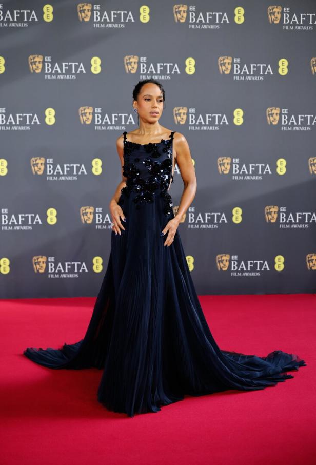 Kerry Washington bezaubert in einer navyblau-funkelnden Robe von Prada. 