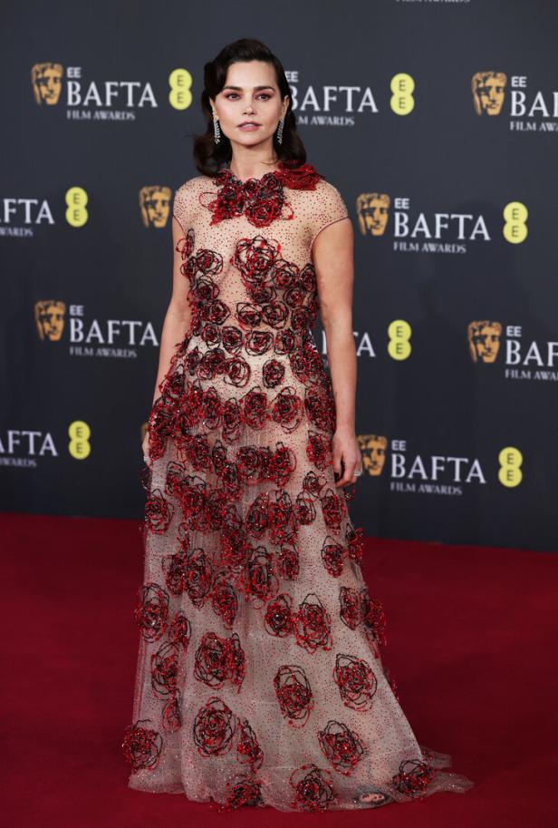 Jenna Coleman erschien im transparenten Kleid von Giorgio Armani Privé
