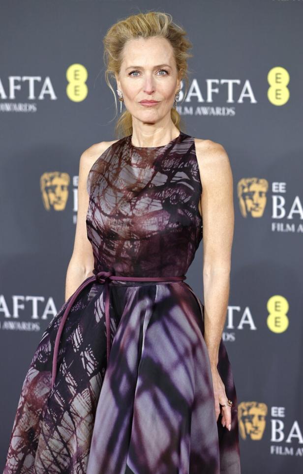 Gillian Anderson in einem Tüllkleid von Roksanda.