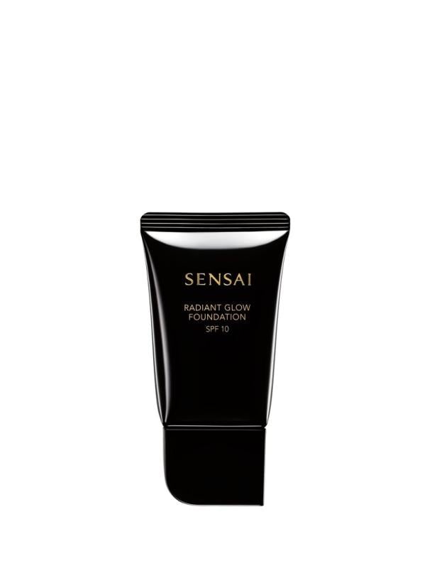 Eine schwarze Tube Sensai Radiant Glow Foundation SPF 10 steht vor einem weißen Hintergrund.