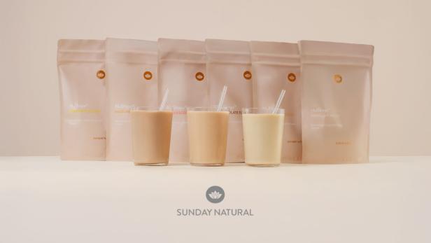 ISO-C® Protein Pulver von Sunday Natural in verschiedenen Geschmacksrichtungen.