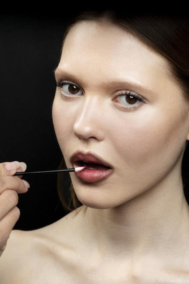 Mit einem Applikator einen etwas dunkleren Lippenstiftton am inneren Lippenrand nur mittig auftragen. Sorgt für 3-D-Effekt und mehr Tiefe. 