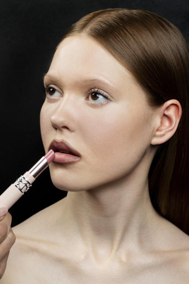 Mit einem nude-rosigen Lippenstift die Lippen ausmalen, besser noch die Farbe mit den Fingern sanft auftupfen. Der Lippenstift sollte am besten balsamartige  Konsistenz haben.