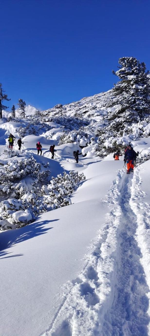 Schneeschuhwanderer im Tiefschnee