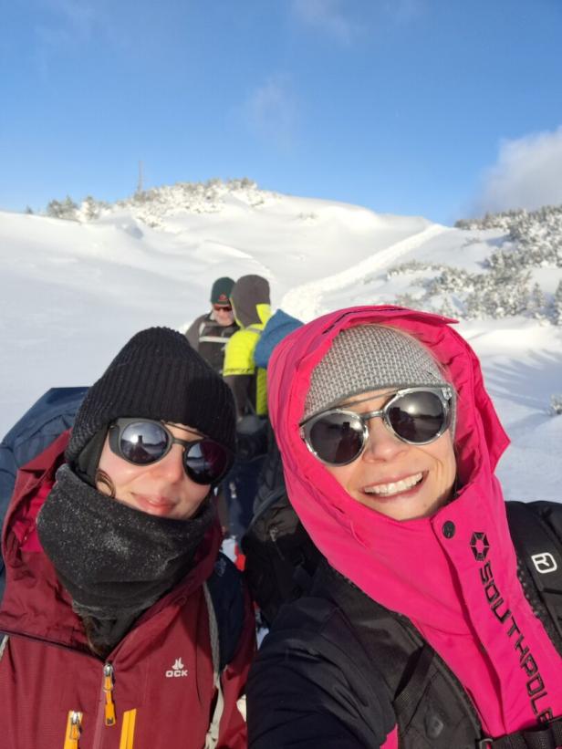 Zwei Menschen im Schnee in Outdoor-Montur