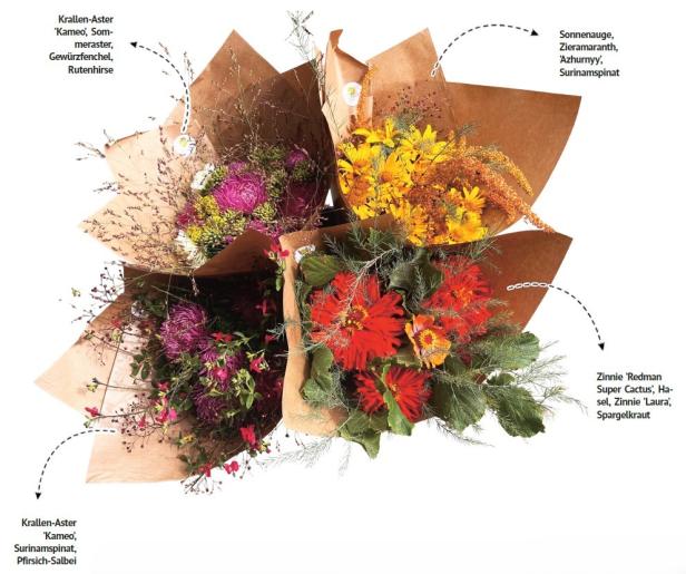 Vier Blumensträuße mit verschiedenen bunten Blüten und Gräsern, jeweils mit braunem Papier umwickelt.