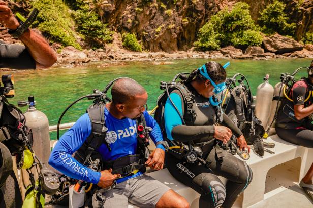 Eine Gruppe Männer mit Taucherausrüstung