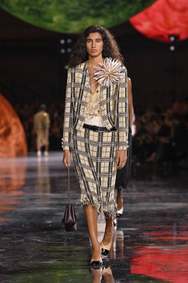 Eine Frau auf dem Laufsteg im Karierten Büro-Set