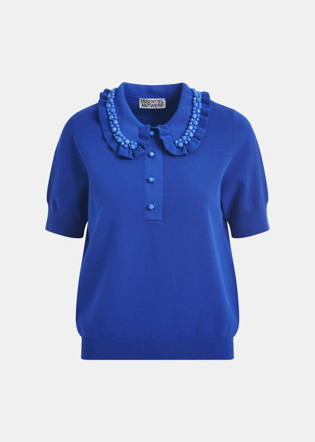 Ein königsblauer Strickpolo