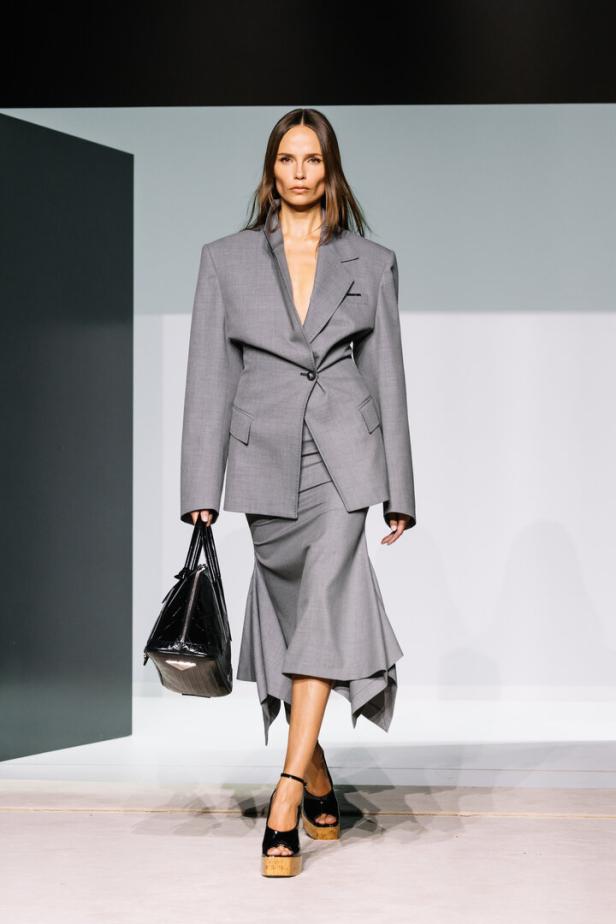 Frau am Laufsteg mit grauem Anzugset