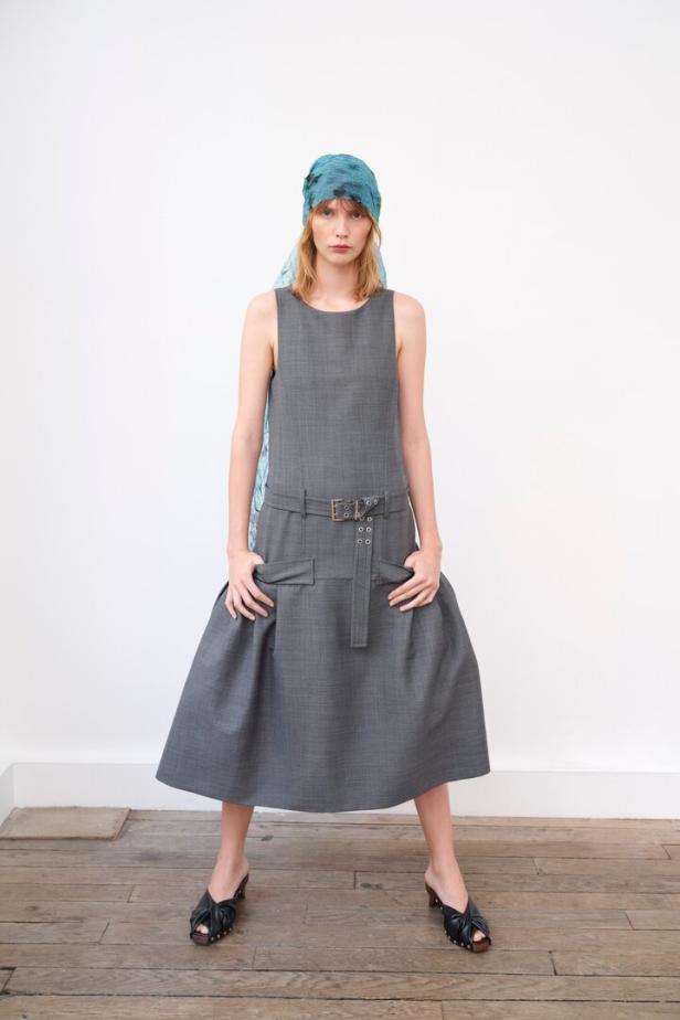 Frau in ärmellosem, grauen Kleid