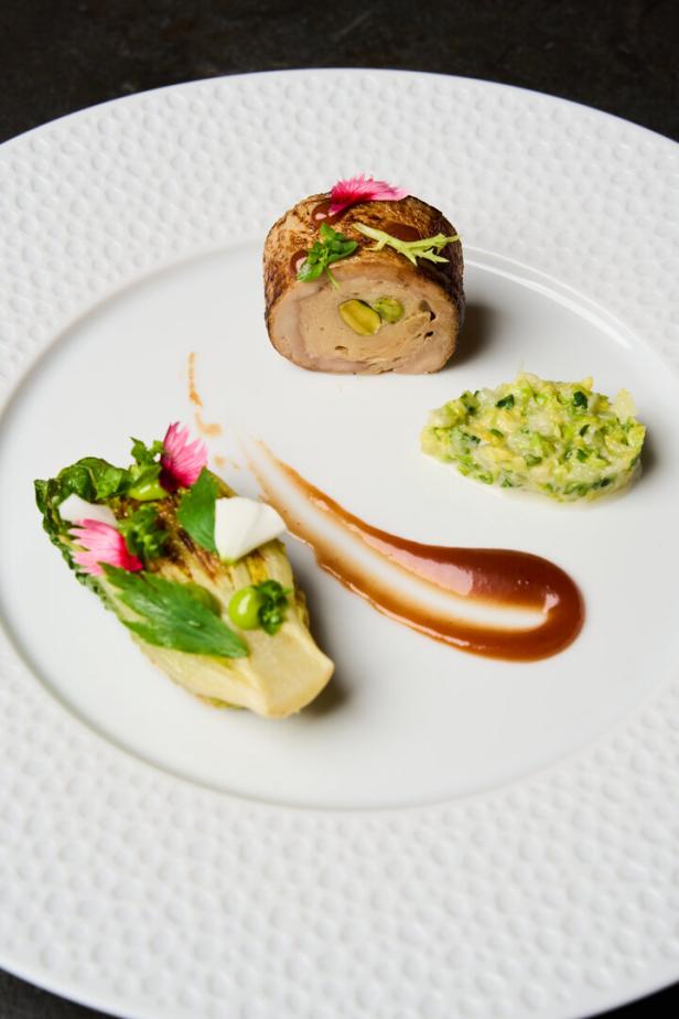 Essen mit Sauce und Fleisch