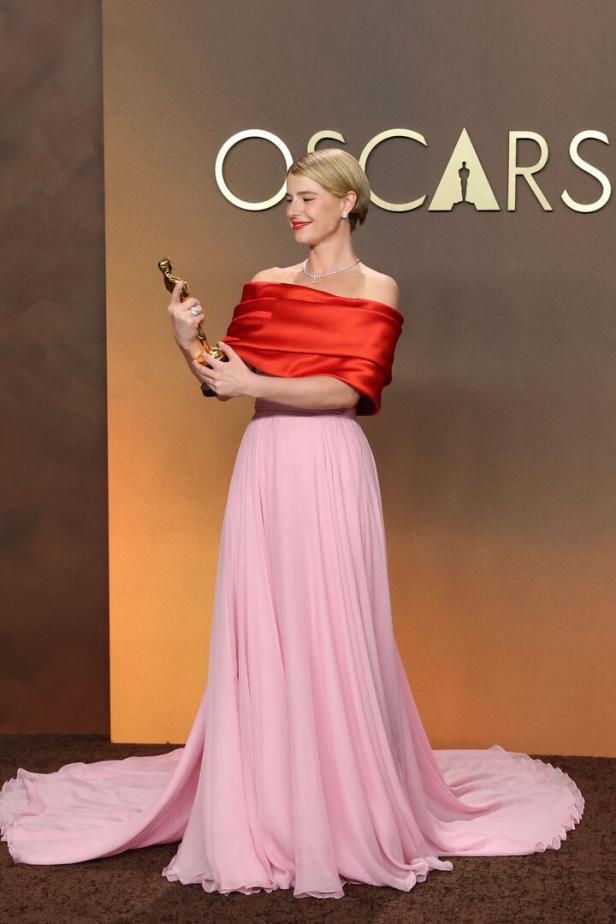 US-ENTERTAINMENT-FILM-AWARD-OSCARS-PRESS ROOM-TROPHY