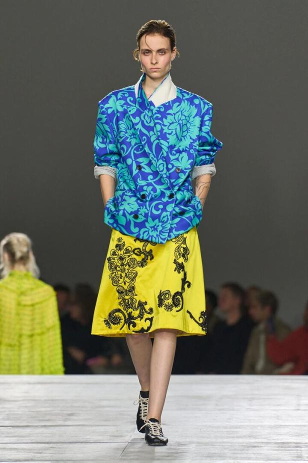 Frau in Blau-Gelbem Kleid am Laufsteg