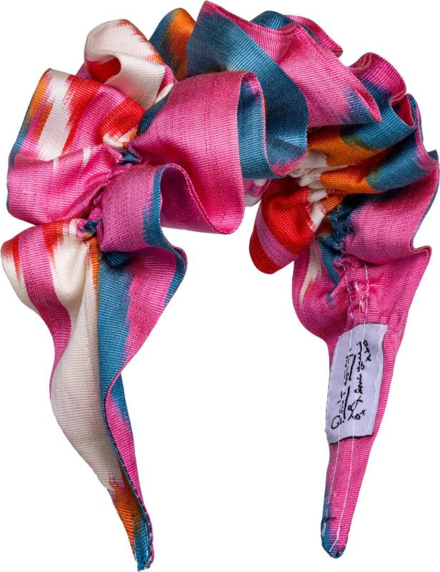 Ein Kopfschmuck in Rosa mit blauen Details