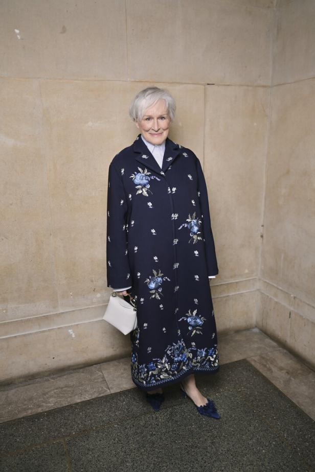 Glenn Close im blauen Blumen-Outfit