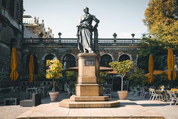 Statur Carl-Maria-von-Weber-Denkmal am Theaterplatz Dresden 