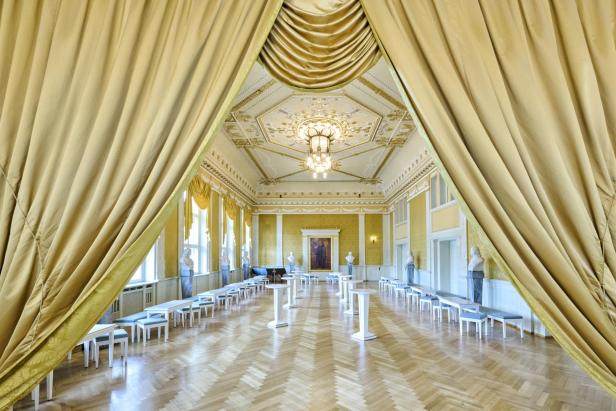 Ein Saal mit Gardinen 