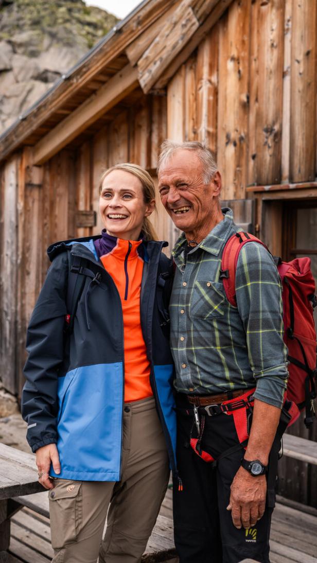 eine Frau und ein Mann auf einer Berghütte
