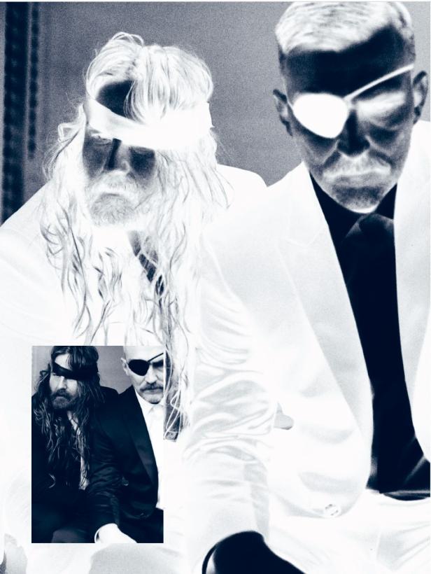 Zwei Männer mit Augenklappen und Anzügen, einmal in Negativfarben, einmal in Schwarz-Weiß.