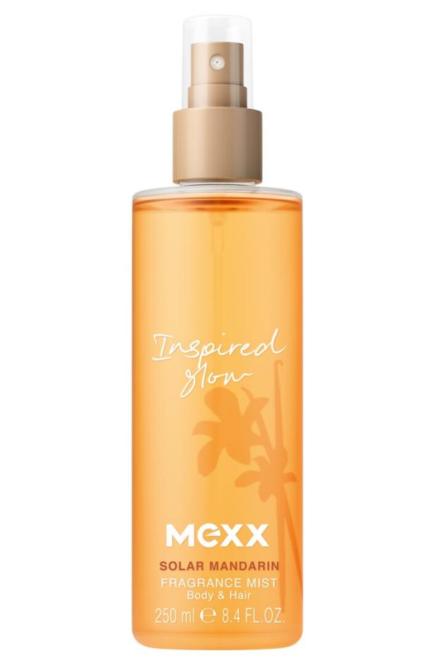 Orangefarbene Sprühflasche mit goldfarbenem Sprühkopf, Aufschrift „Inspired Glow“ und „Mexx Solar Mandarin“.