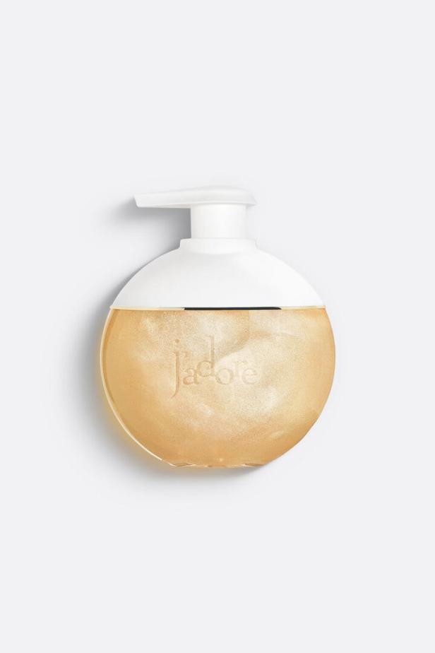 Eine goldene Flüssigkeit in einer runden Flasche mit weißem Spender steht auf einem weißen Hintergrund.