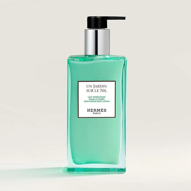 Eine Flasche "Un Jardin Sur Le Nil" Feuchtigkeitslotion von Hermès Paris mit Pumpspender.