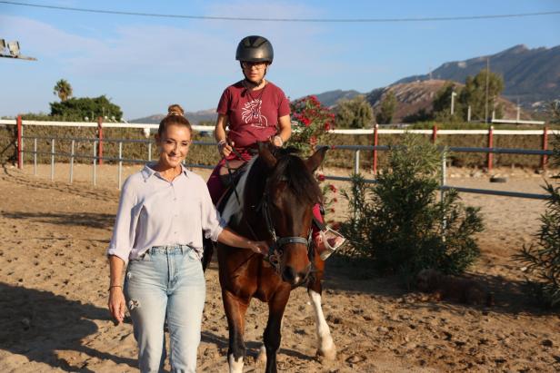  Erika Mastorou mit Pferd und Kind.