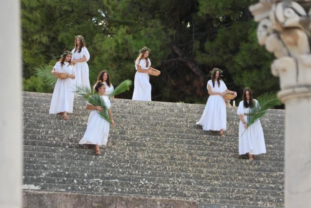 Die Schauspielerinnen schreiten die Freitreppe des Asklepieion hinab.