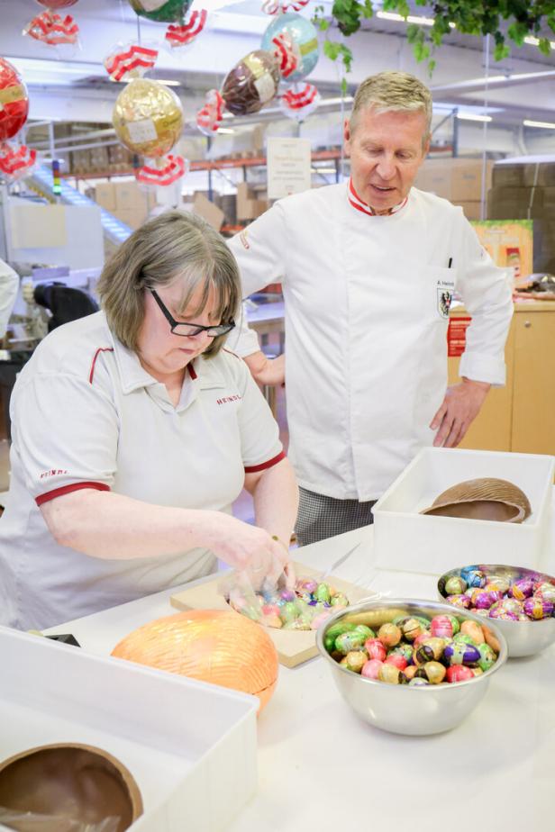 Wenn Roswitha Hand anlegt, lernt selbst  Chef Andreas Heindl noch dazu.