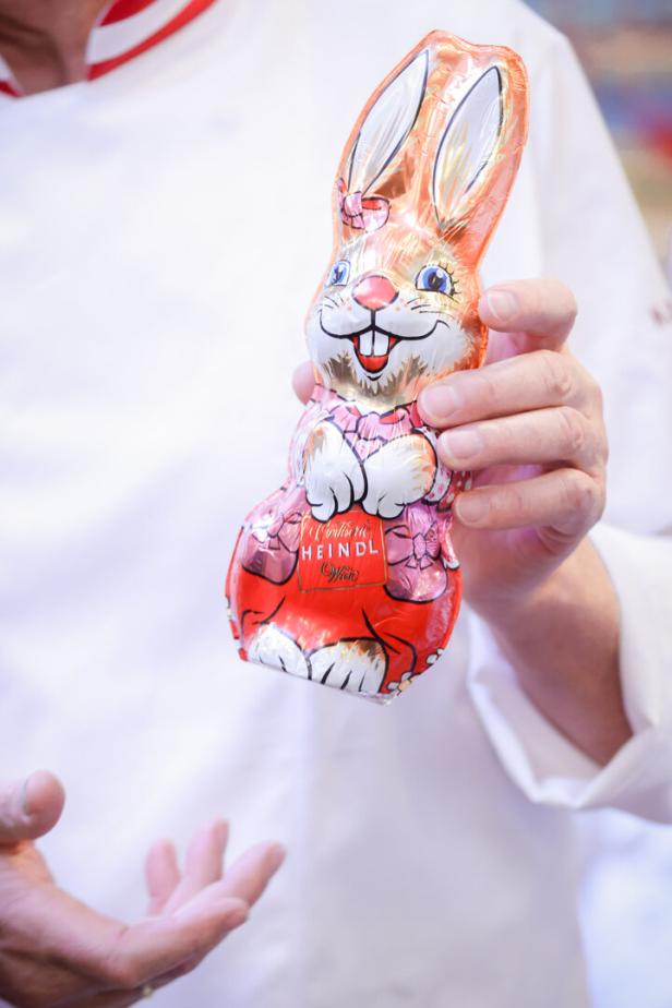 Osterhasen gibt es bei Heindl in zwei Geschlechtern. Die „Frau im Haus“ (re.) heißt Kimy.