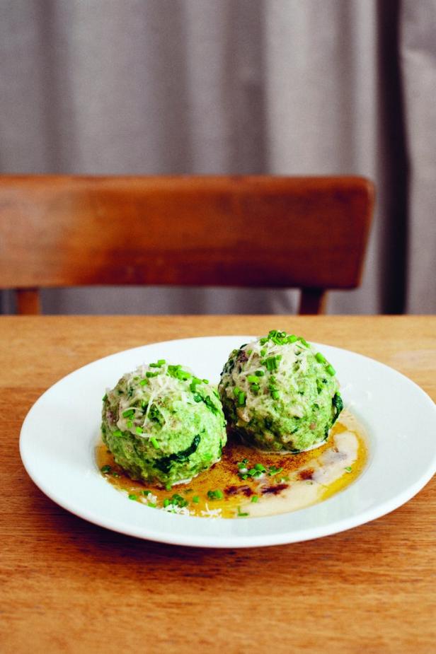 Zwei Spinatknödel mit brauner Butter und Parmesan