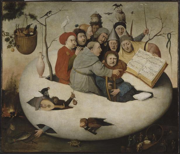 Mehrere Menschen sitzen in einer riesigen Eierschale, lesen aus einem Notenbuch, umgeben von Tieren und seltsamen Gegenständen.