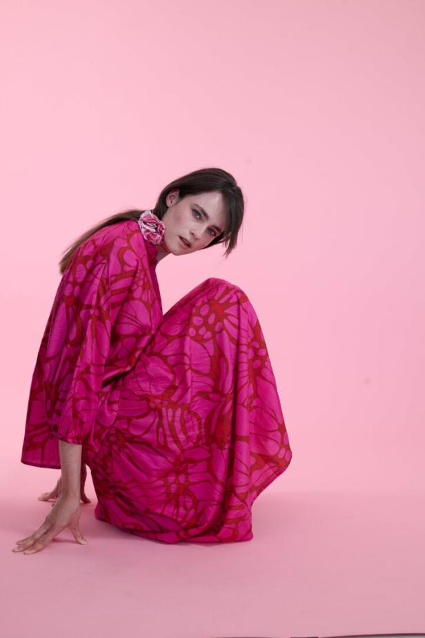 (1) Fröhliches Fuchsia. Ich liebe die Kleider des Kitzbüheler Labels an an londree, zum Beispiel dieses gemusterte Seidenkleid in leuchtendem Fuchsia. 