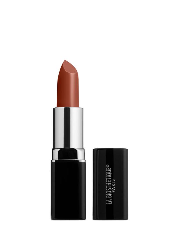 Ein geöffneter Lippenstift in einem schwarzen Gehäuse mit abgenommener Kappe und braunroter Farbe.