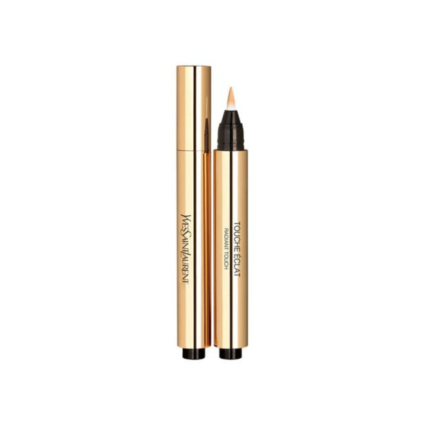 Zwei goldene Yves Saint Laurent Touche Éclat Concealer-Stifte stehen aufrecht.