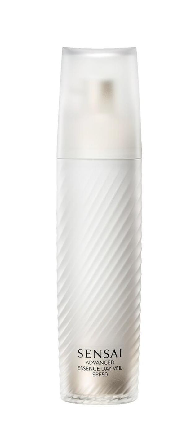 Weiße, elegante Flasche mit silbernem Verlauf und der Aufschrift „Sensai Advanced Essence Day Veil SPF50“.