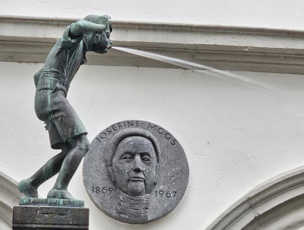 Eine Brunnenfigur speit Wasser